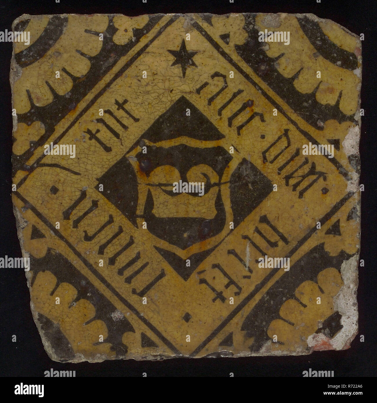 Heraldische Fliese, bodenfliese in Dunkelbraun und weiß, overhoekse ruit mit Wappen, breite Kante gotischen Inschrift, Ecke Motiv viertel Rosette, Fliese Fliese Fliese Skulptur Boden finden Keramik Töpferei Ton engobe Glasur Glasur führen, gebackene 2 x glasierte Rote shard Platz vier Nagellöcher gemalt. 2-Ton: braun (Eisenoxid) und Weiß (die Erde) Klärschlamm Dekoration. Heraldik heraldik eingerichtet. Overhoekse ruit mit Wappen als Waffe der Burgundischen brand Anschlag mit um es auch in eckigen Die gotische Inschrift. Auf allen Seiten des Platzes Klee-wie Dekoration OAan gebacken: * Alle Hutmacher hat Sinus t Stockfoto