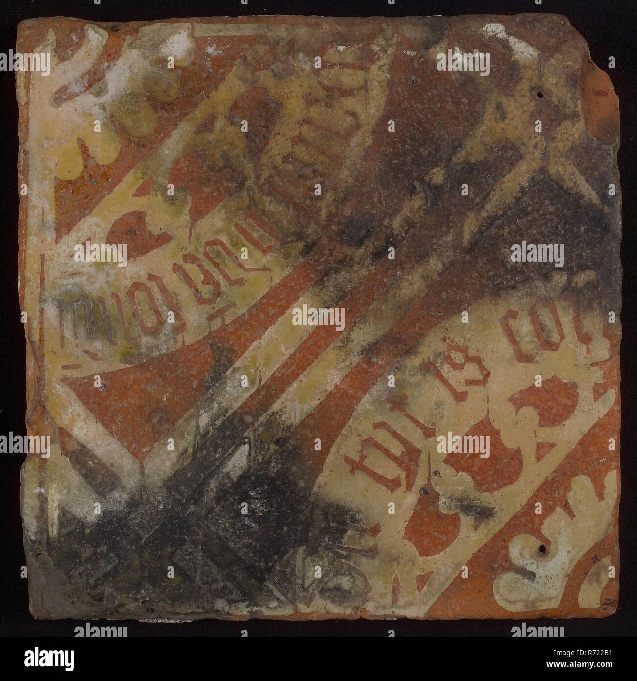 Schrift Fliese, Bodenfliese, braunen und weißen, diagonal zwei weiße Linien, in jeder Hälfte Viertelkreis, gotische Blätter, breiten weißen Band mit Text in gotischer Schrift, Fliese Fliese Fliese skulptur keramik Steingut Ton engobe Glasur Glasur führen, feuerte 1 x glasierte Türsturz Rot shard Square gothic Zweifarbig: braun (Eisenoxid) und Weiß (die Erde); slibdecoratie Gespeichert an der Vorderseite der Tide ist Cort und Sie warten Sonden Gothic Stockfoto