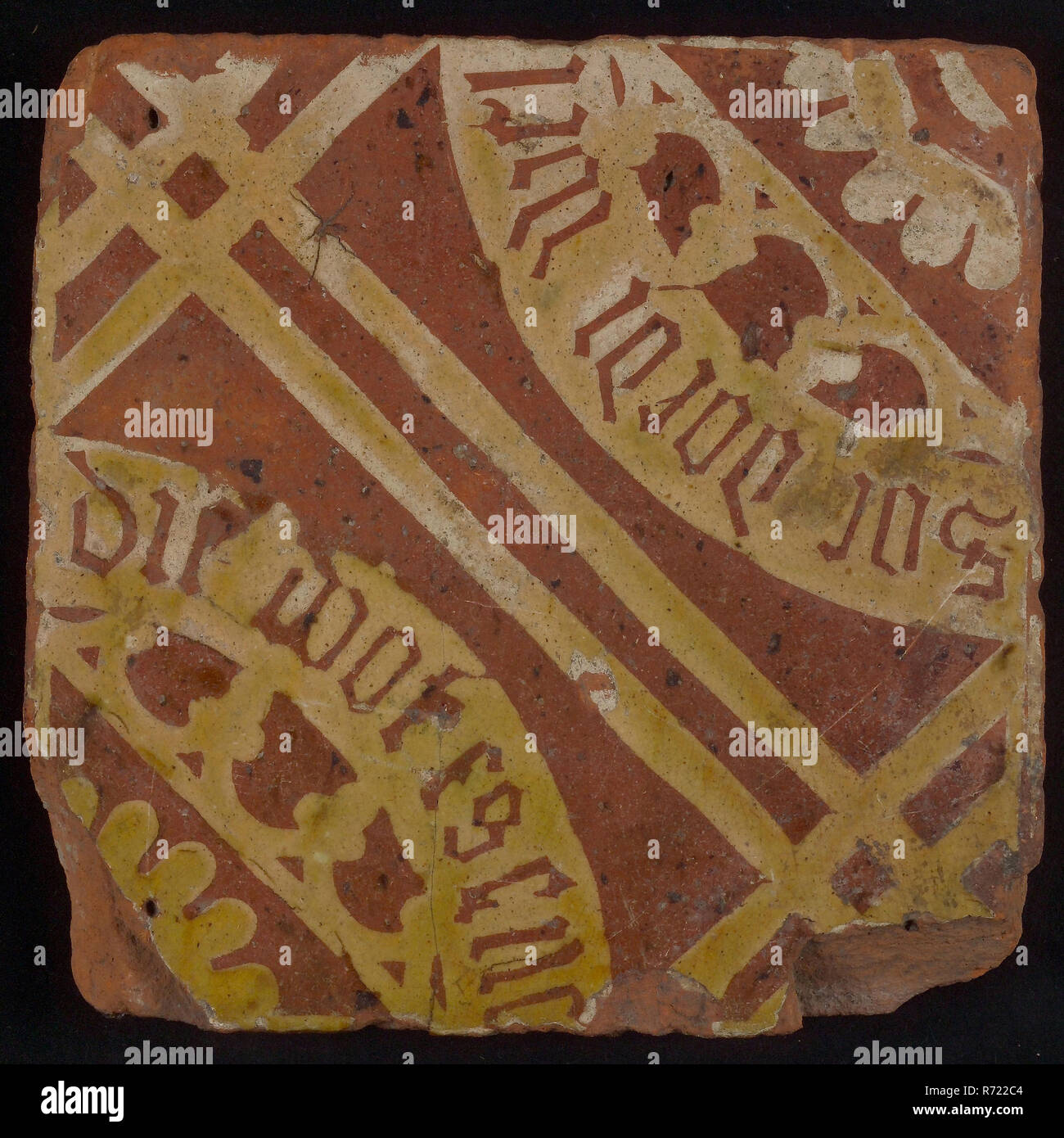 Schrift Fliese, Bodenfliese, braunen und weißen, diagonal zwei weiße Linien, in jeder Hälfte Viertelkreis, gotische Blätter, breiten weißen Band mit Text in gotischer Schrift, Fliese Fliese Fliese Skulptur Boden finden Keramik Steingut Ton engobe Glasur Glasur führen, gebackene 1 x Glasierte base Stück Rot shard Platz vier Nagellöcher. 2-Ton: braun (Eisenoxid) und Weiß (die Erde); Klärschlamm Dekoration. Biblische Einrichtung von Text die Fliese ist diagonal durch zwei weiße Linien schneiden. In beiden Hälften Viertel Kreis mit gotischen Blätter eingerichtet ist sichtbar, mit breiten weißen Band mit Text in gotischer Schrift. Vorne: di wel Ein Stockfoto