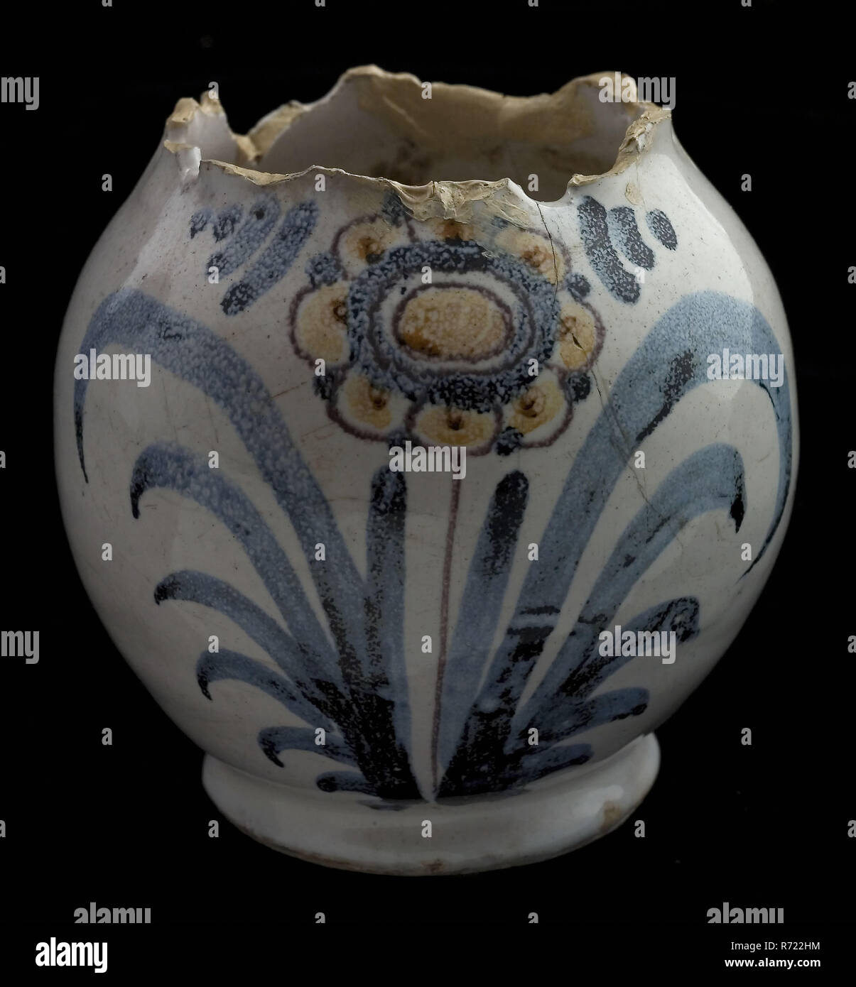 Fragment der Fayence Kanne, auf denen polychrome Blüte, schertskan, vase Halter Boden Keramik Steingut Glasur Glasur Zinn gefunden, Hand Hand geformt gebacken, glasiert lackiert Fragment aus Fayence fopkan, pichet trompeur, Puzzle Krug oder schertskan. Polychrome Einrichtung bestehend aus Blume auf geradem Stengel durch große Blätter um die Schulter Lochkreis hohlen Ohr, das am Boden des Gefäßes öffnet flankiert. Oberfläche stehen als Flocken zu heiß. Die gebrochenen Kanten sind grob mit gelber Farbe schuppenbildung der Glasur zu verhindern berührt. Rotterdam Dreieck Grube Leuvehaven Witze Trinken amüsieren. Stockfoto