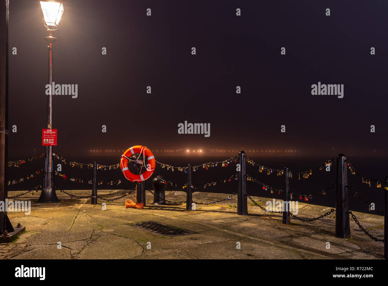 Liverpool, England, Großbritannien - 2 November, 2015: Zäune sind in 'Liebe' Vorhängeschlösser auf dem Kai des Flusses Mersey in Liverpool abgedeckt, mit Lichtern von B Stockfoto