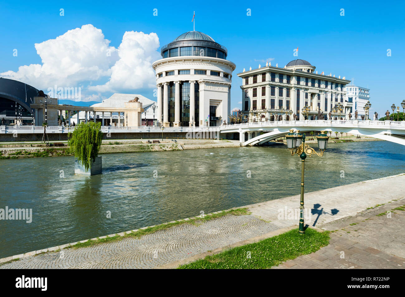 Regierungsgebäude: Finanzielle Polizeiamt, Ministerium für Auswärtige Angelegenheiten, Kunst Brücke, Skopje, Mazedonien Stockfoto