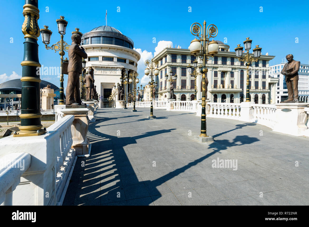 Regierungsgebäude: Finanzielle Polizeiamt, Ministerium für Auswärtige Angelegenheiten, Kunst Brücke, Skopje, Mazedonien Stockfoto