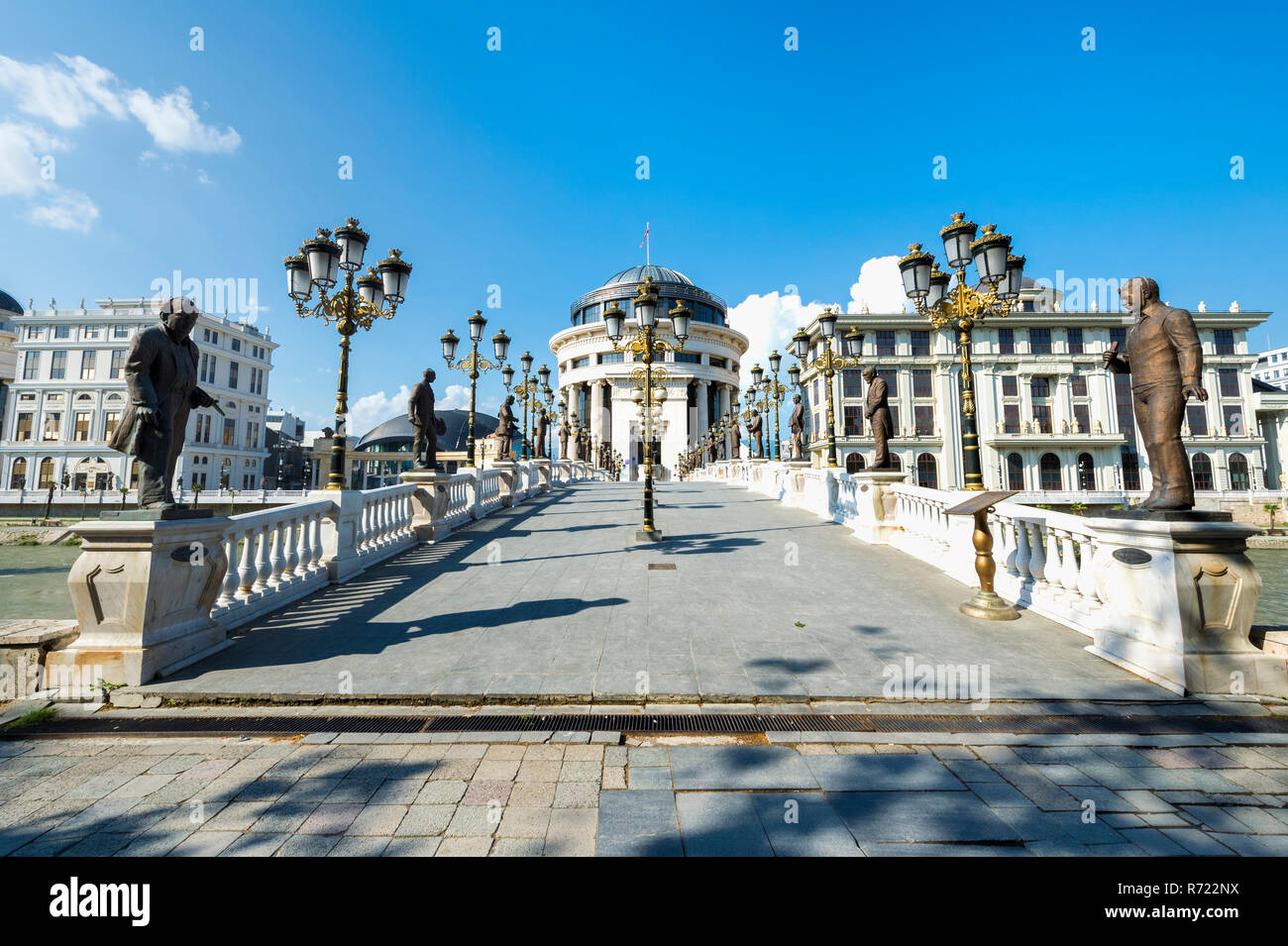 Regierungsgebäude: Finanzielle Polizeiamt, Ministerium für Auswärtige Angelegenheiten, Kunst Brücke, Skopje, Mazedonien Stockfoto
