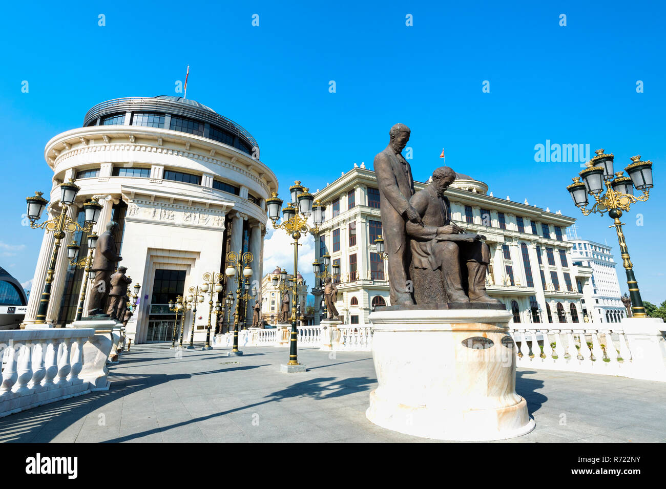 Regierungsgebäude: Finanzielle Polizeiamt, Ministerium für Auswärtige Angelegenheiten, Kunst Brücke, Skopje, Mazedonien Stockfoto