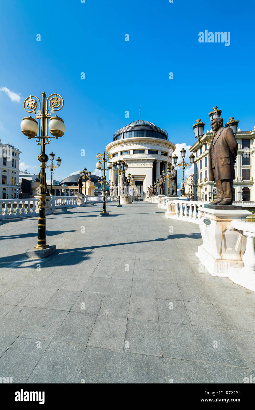 Regierungsgebäude: Finanzielle Polizeiamt, Kunst Brücke, Skopje, Mazedonien Stockfoto