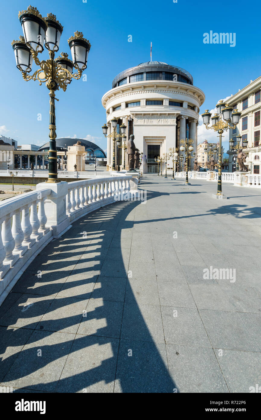 Regierungsgebäude: Finanzielle Polizeiamt, Kunst Brücke, Skopje, Mazedonien Stockfoto