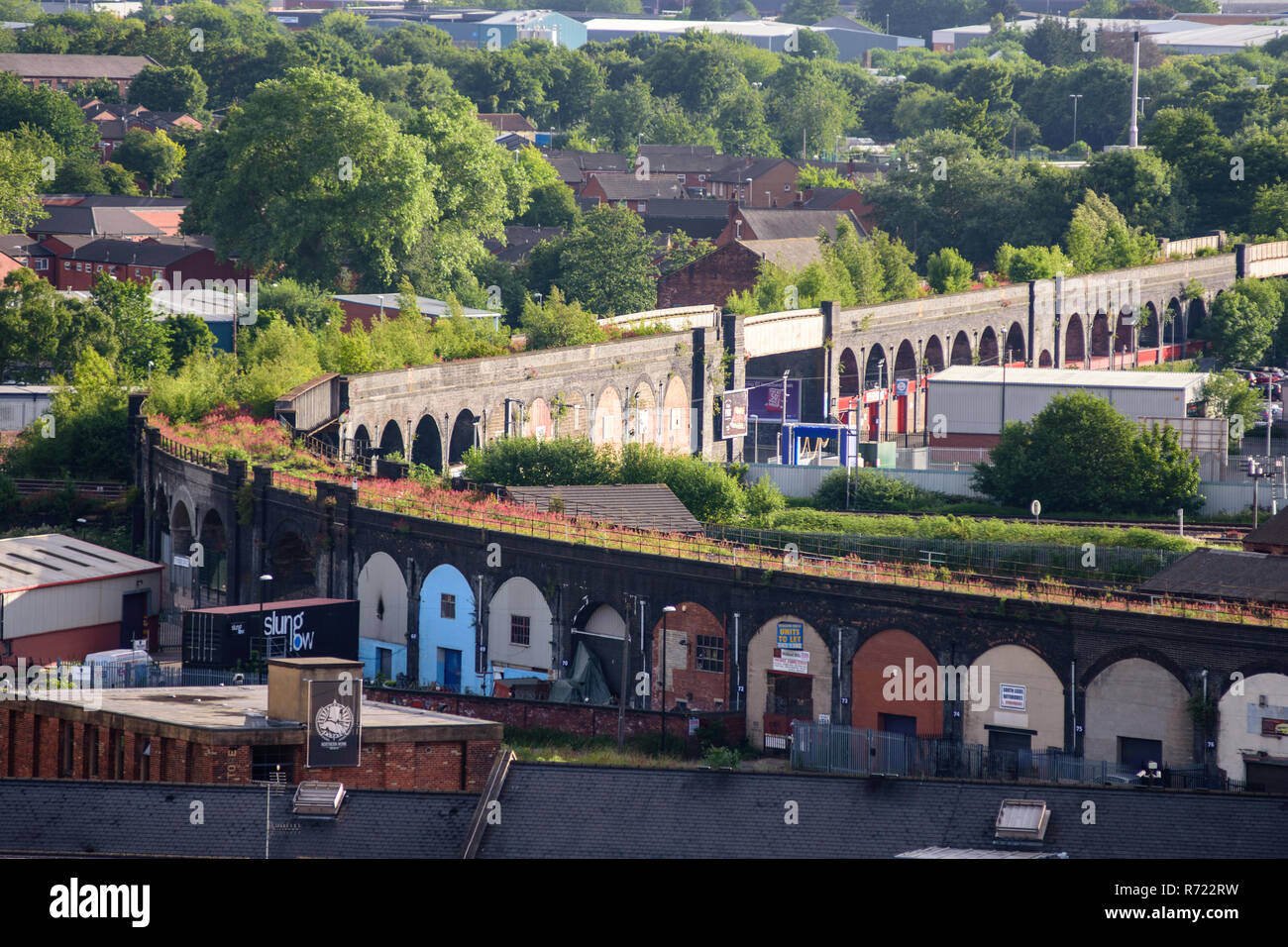 Leeds, England, Großbritannien, 28. Juni 2015: Überwucherte brick Bahn Bögen gebaut für die Stillgelegten London and North Western Railway, jetzt für leichte industrielle verwendet Stockfoto