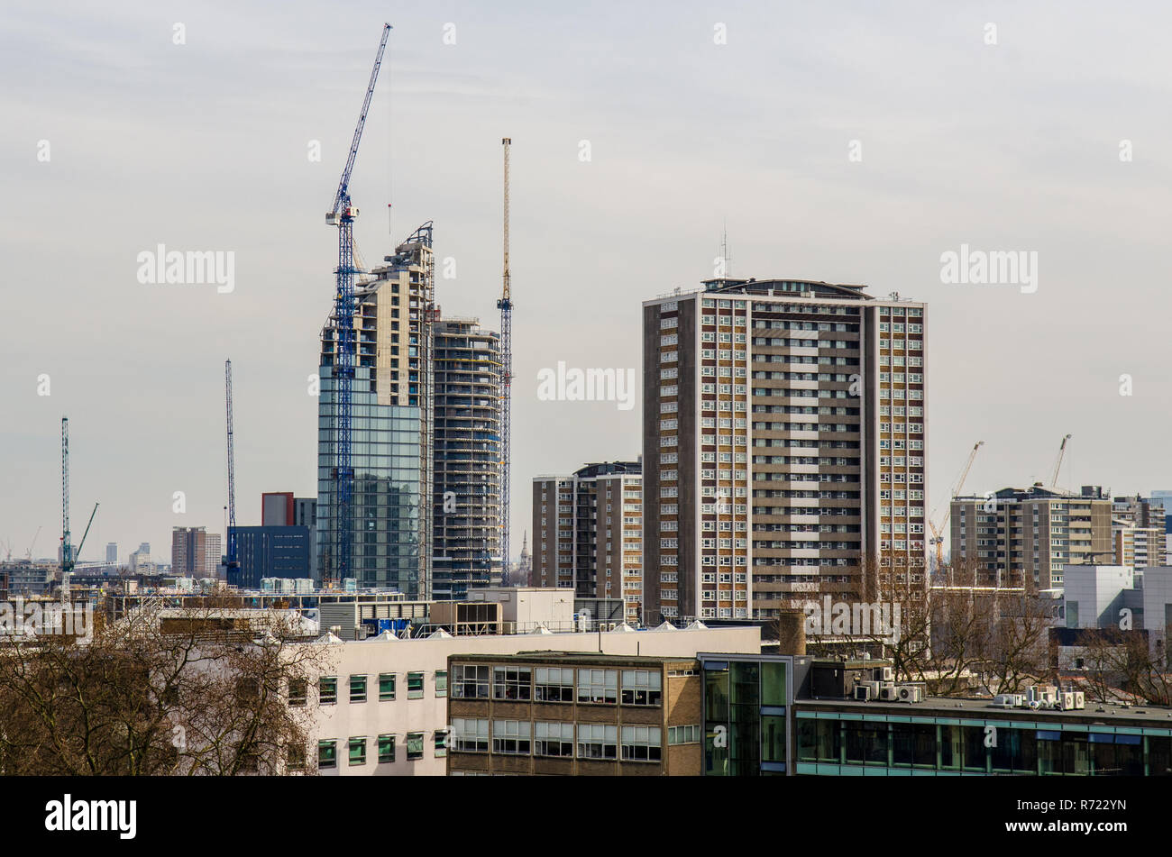 London, England, UK - 13. März 2015: Turmdrehkrane stand über die Baustellen der Wolkenkratzer, Teil eines Clusters neuer - hoch bauen - Aufstieg apartmen Stockfoto