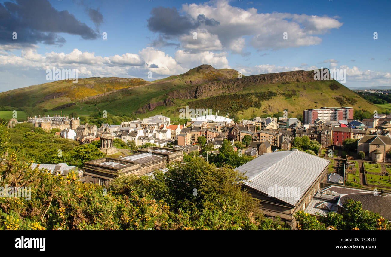 Edinburgh, Schottland, Großbritannien - 30 Mai 2011: die Sonne scheint auf Holyrood Palace, das schottische Parlament Gebäude und Arthur's Seat Hügel in Edinburgh, als angesehen Stockfoto