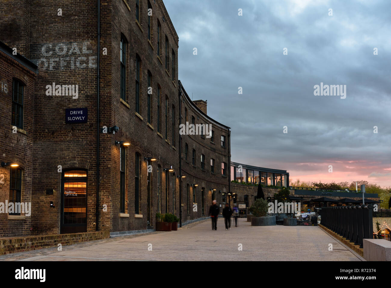 London, England, Großbritannien, 21. November 2018: Die Sonne hinter dem viktorianischen Backsteingebäude Kohle Büro, einst Teil der King's Cross arbeiten und nun einen Shop Stockfoto