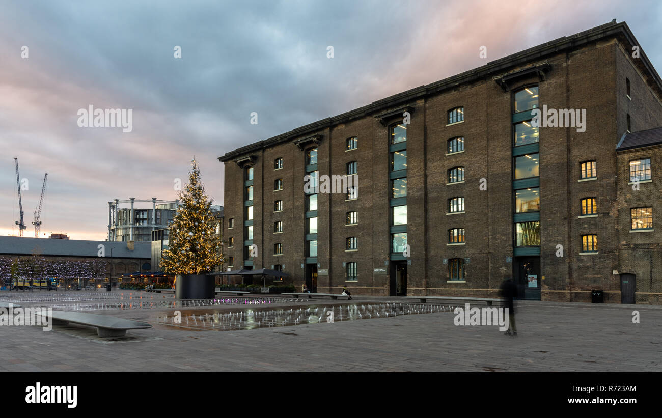London, England, Großbritannien, 21. November 2018: Die Sonne hinter dem viktorianischen Backsteingebäude LNER Warehouse, jetzt saniert Haus Central Saint Martin's Colleg Stockfoto