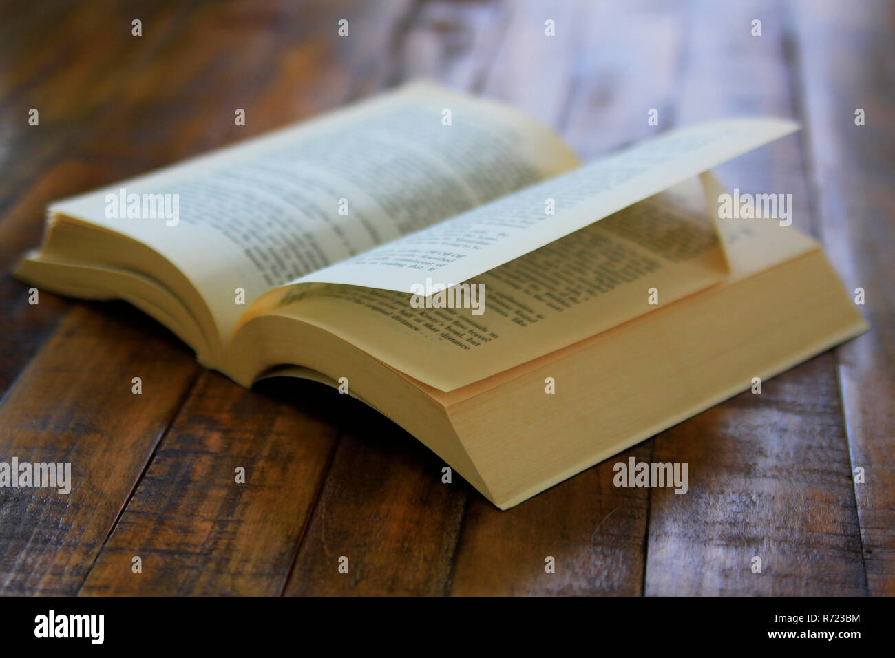 Dog eared Papier wieder buchen Stockfoto