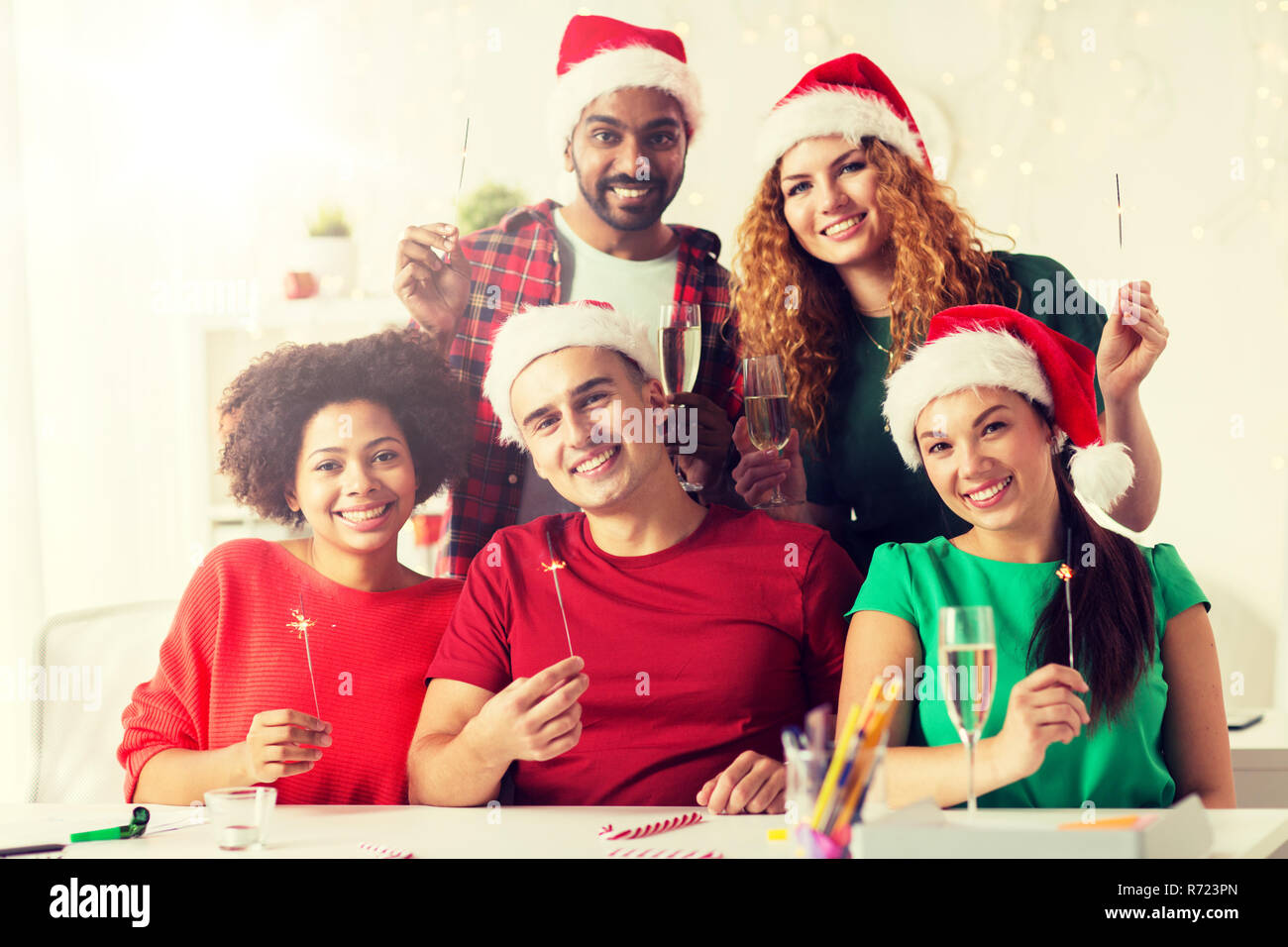 Happy Team Weihnachten feiern im Büro Partei Stockfoto