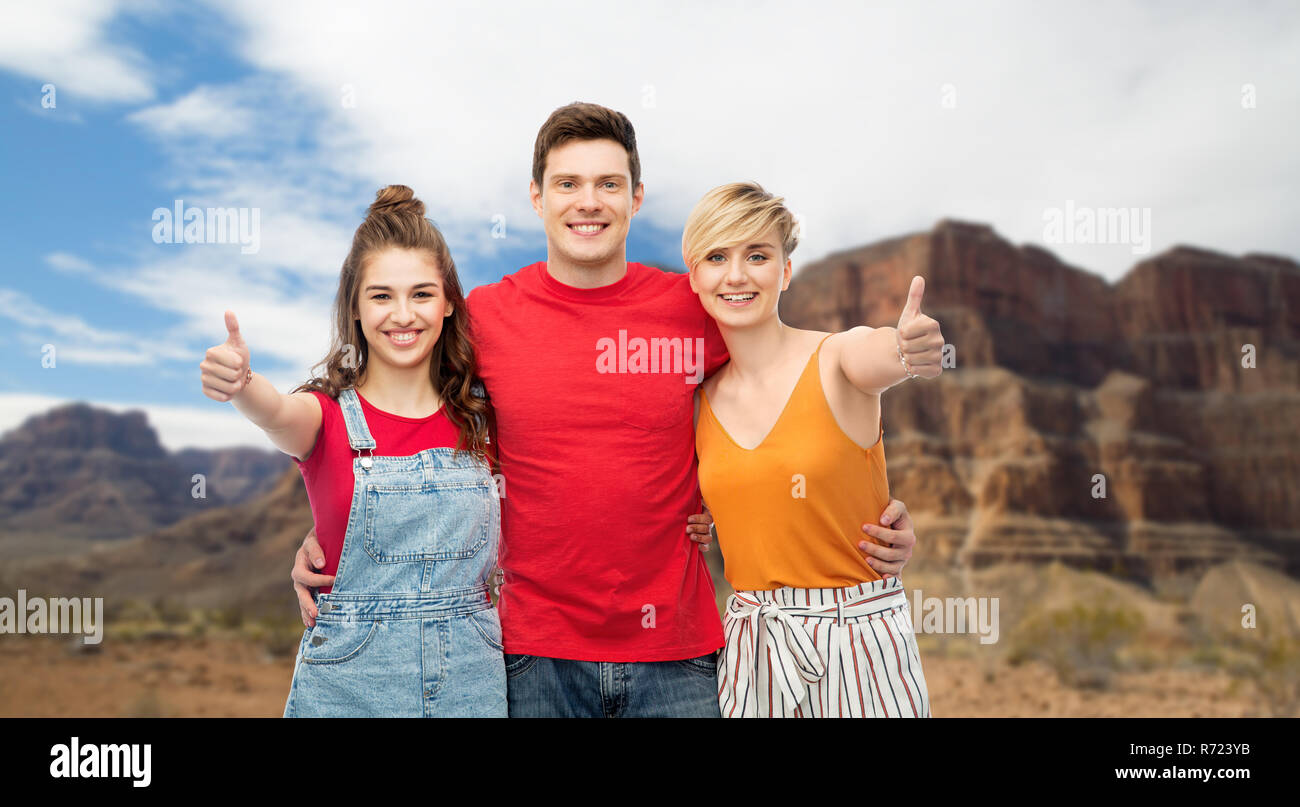 Gerne Freunde, Daumen hoch und umarmen Stockfoto