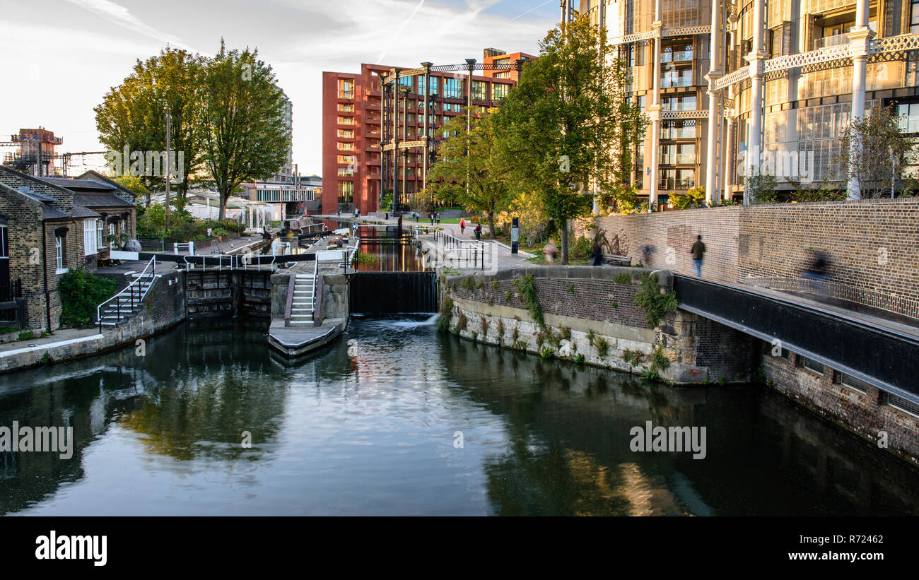 London, England, Großbritannien - 24 September 2018: Fußgänger und Radfahrer entlang des Regent's Canal Leinpfad am St. Pancras Lock, neben Gasholders Park Stockfoto