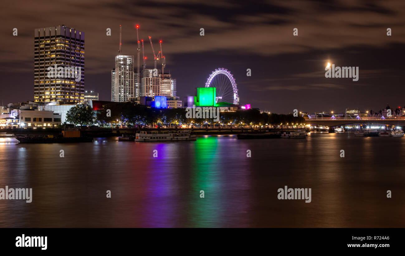 London, England, UK-September 14, 2018: ein Cluster von turmdrehkränen Leuchten in der Nacht über die Shell Centre Baustelle neben dem London Eye auf Stockfoto