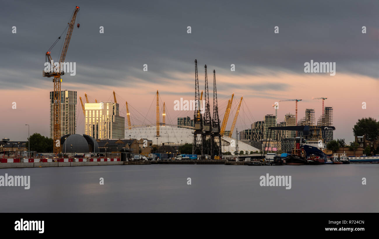 London, England, Großbritannien - 14 September, 2018: Die Kräne stehen über Baustellen auf Holz Wharf und North Greenwich in den Londoner Docklands urban Regenerat Stockfoto