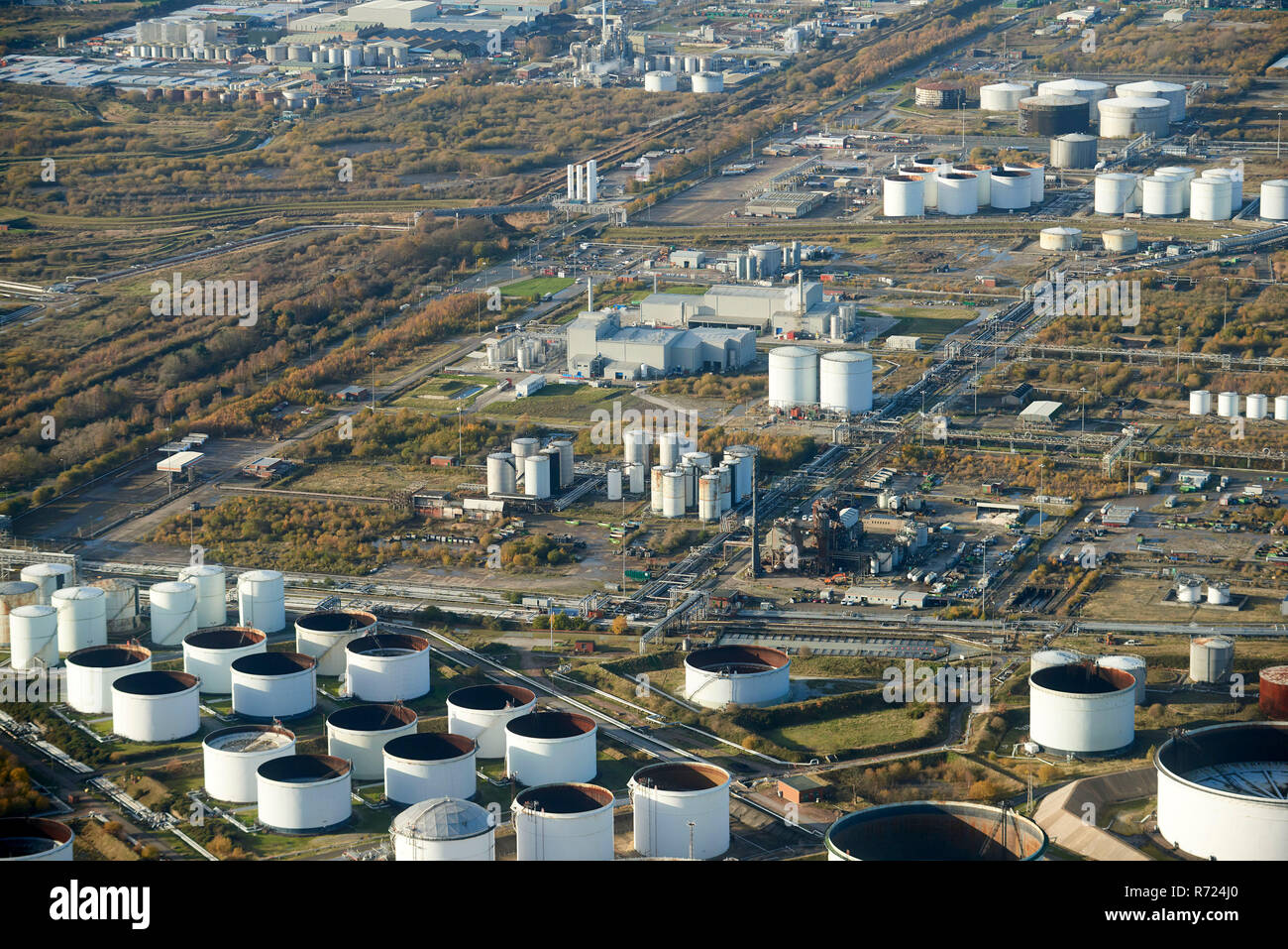 Ein Luftbild von Öltanks in Ellesmere Port Industrial Site, Merseyside, North West England, Großbritannien Stockfoto