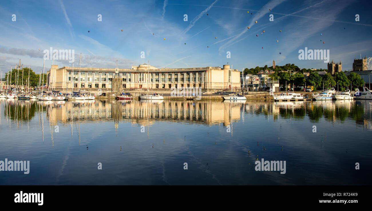 Bristol, England, Großbritannien - 11 August 2018: Heißluftballons schweben über dem Stadtbild von Bristol aus dem Hafen angesehen. Stockfoto