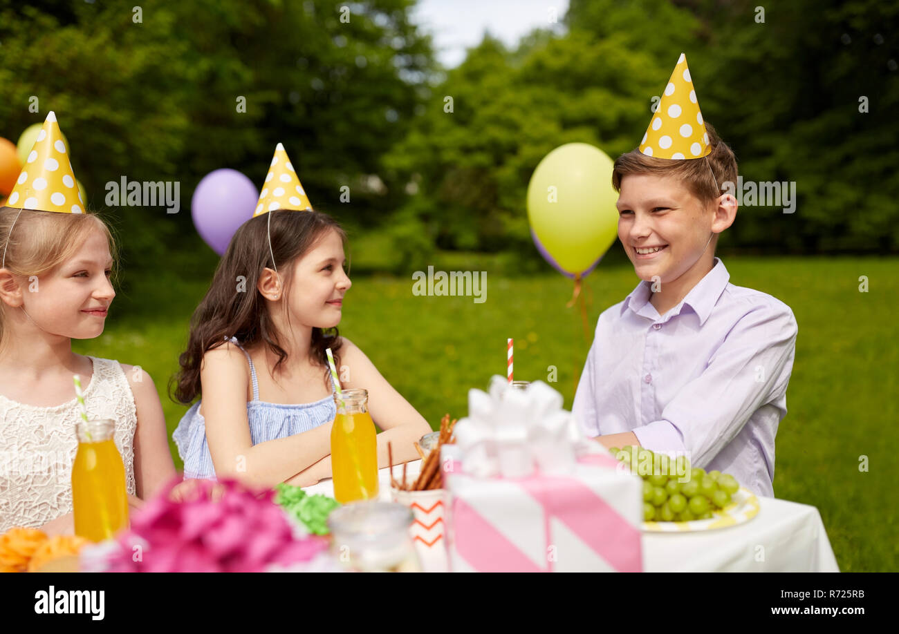 Happy Kids auf Geburtstag party im Sommer Garten Stockfoto