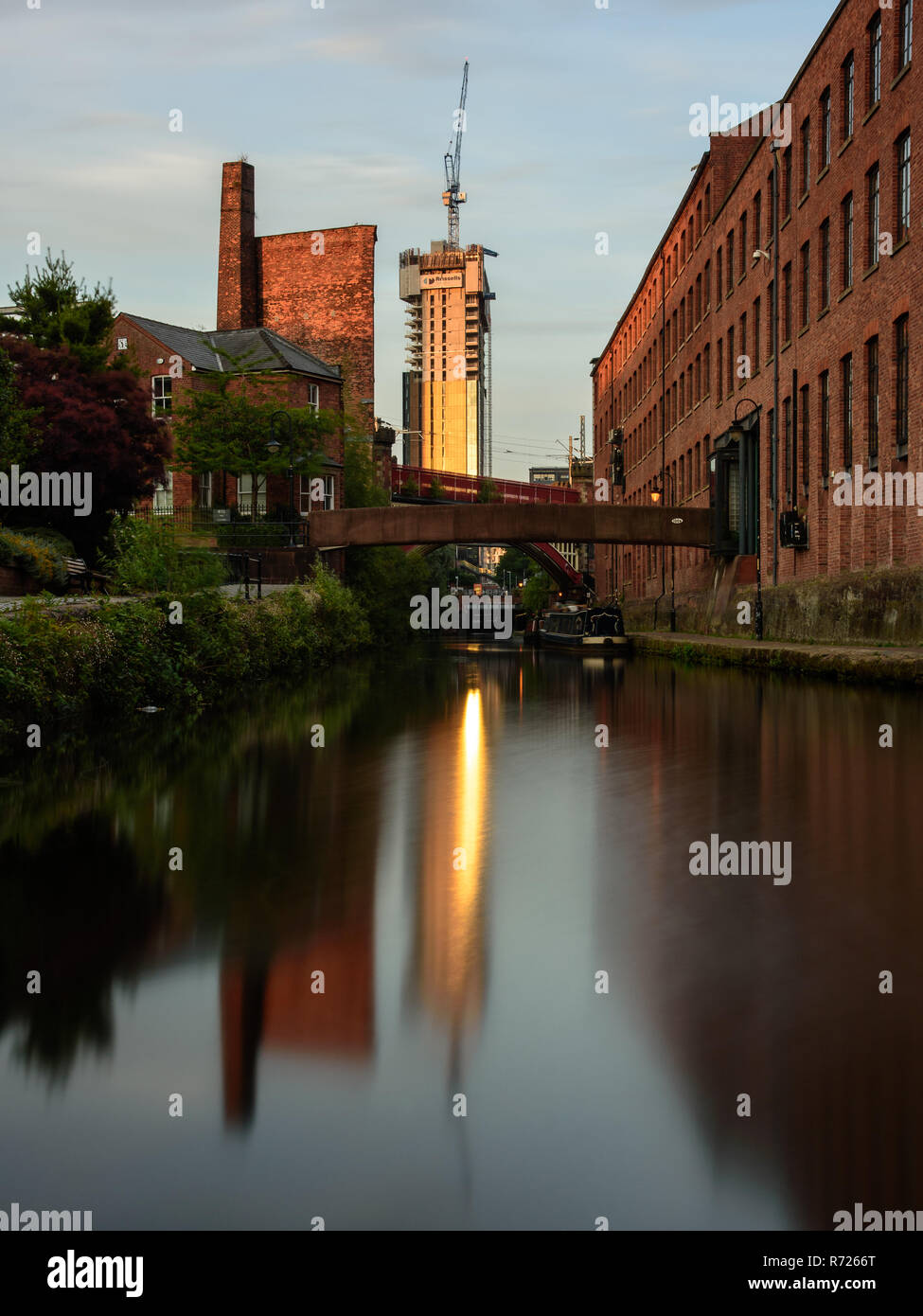Manchester, England, Großbritannien - 1. Juli 2018: Abends Sonne auf der teilweise abgeschlossenen Achse Tower, einem neuen Build Apartment Gebäude, das Teil von Manch Stockfoto
