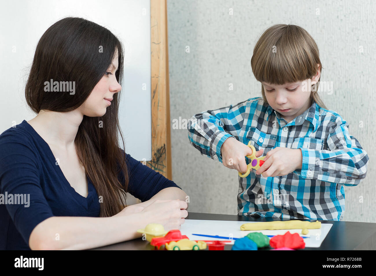 Mutter Und Sohn Zu Hause Aus Ton Geformt Und Zusammen Spielen Die