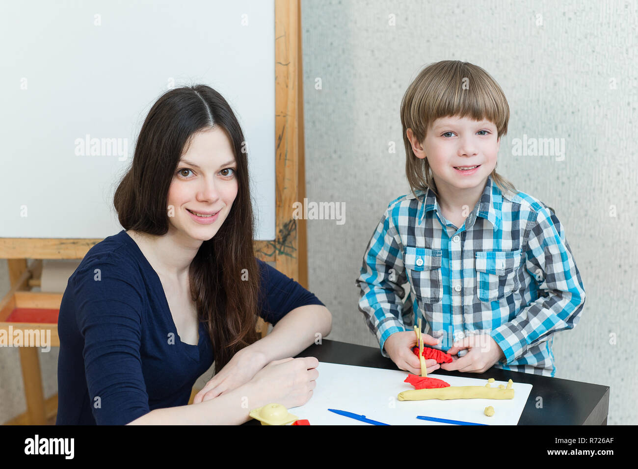 Mutter Und Sohn Zu Hause Aus Ton Geformt Und Zusammen Spielen Die