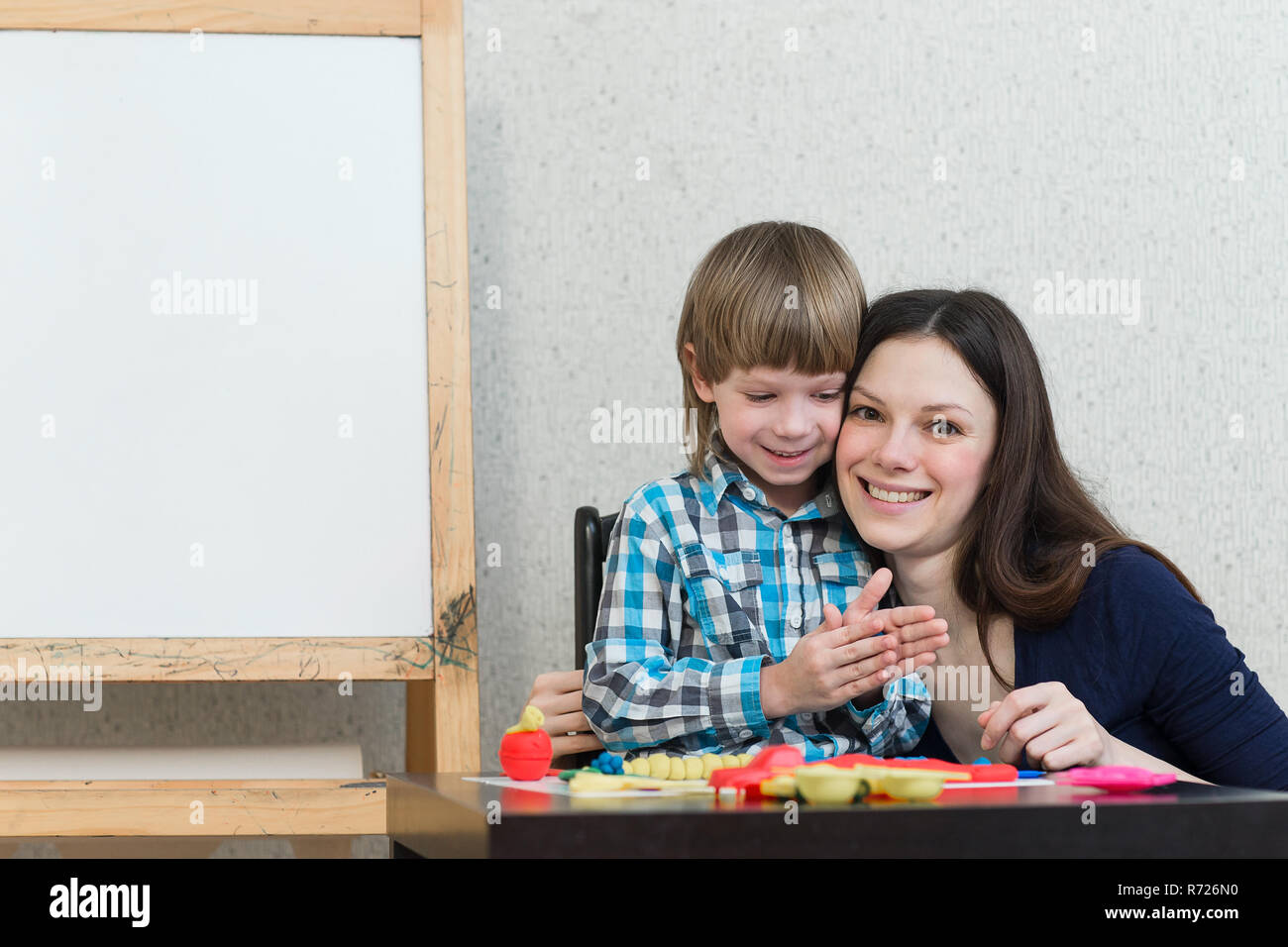Mutter Und Sohn Zu Hause Aus Ton Geformt Und Zusammen Spielen Die
