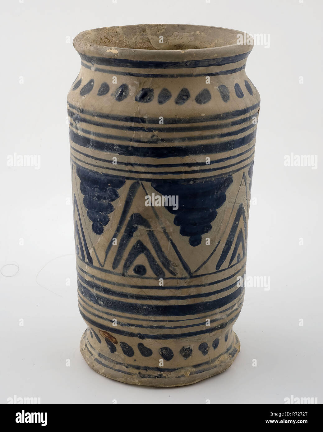 Große Salbe jar, Majolika albarello mit monochromen, geometrische Dekor, albarello Halter Boden findet Keramik Steingut Glasur Zinn Glasur Glasur führen?, von Hand gebackene glasiert gebratene Hoch und schlank Salbe Glas in Form albarello gedreht. Majolika zwei Verengungen. Monochrome Einrichtung in Blau auf weißem Grund, bestehend aus Kreisen und breites Band mit Streifen Spaltungen in Dreiecke Archäologie Valckensteyn Tricolour Municipality health care indigenen Töpferei Salbe pflege Medikamente Medizin Apotheke Verpackung Boden Entdeckung unterteilt: Schloss Valckensteyn in Tricolour jetzt Municipality 1961-1962. Stockfoto