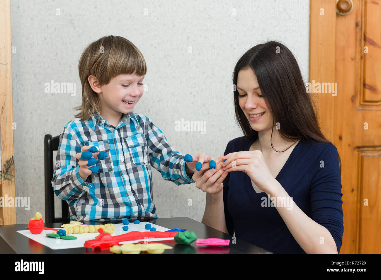 Mutter und Sohn zu Hause aus Ton geformt und zusammen spielen. Die Idee