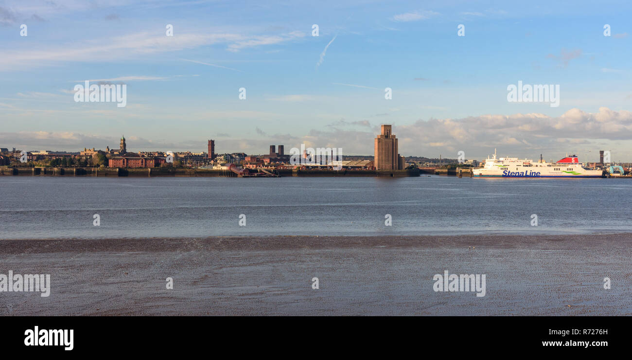 Liverpool, England, UK - 8. November 2017: Stena Line Fähre Lasten an einem Pier am Fluss Mersey mit der Skyline von Birkenhead hinter sich. Stockfoto