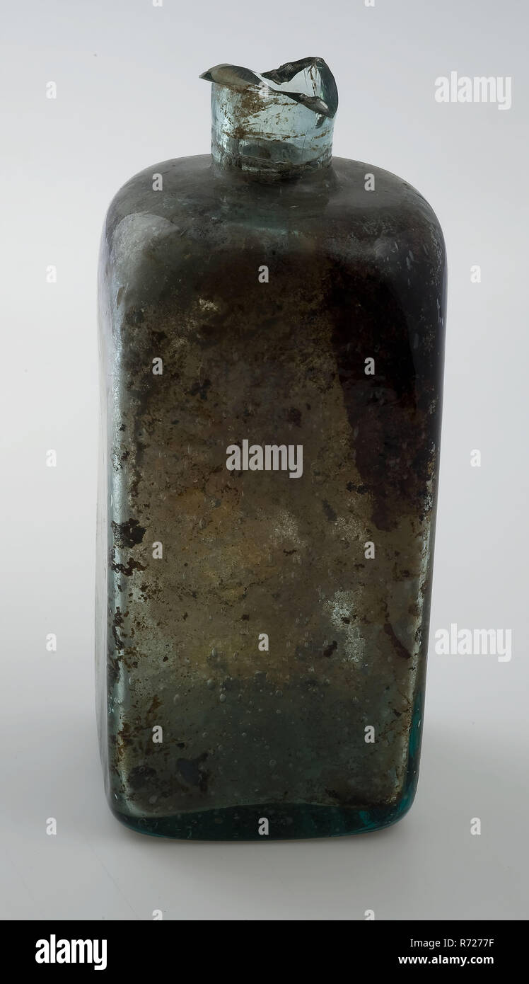 (Medizin?) Flasche mit runden Schultern und Hals gerade, Medizin Flasche? Flaschenhalter Boden finden Glas, frei in Form geblasen Square Flasche in klares Licht grünes Glas Platz unten mit pontilemark und quadratische Körper runden Schultern geblasen und leicht ausgestelltem Hals mit Beginn zur Abgeflachten Lippe sehr dicke robuste Glas Archäologie Rotterdam Kralingen-Crooswijk Struisenburg Oostmaaslaan health care indigenen Glaswaren Verpackung Apotheke Transport Lagerung Handwerk Boden Entdeckung: Oostmaaslaan Rotterdam Oktober 1959. Stockfoto