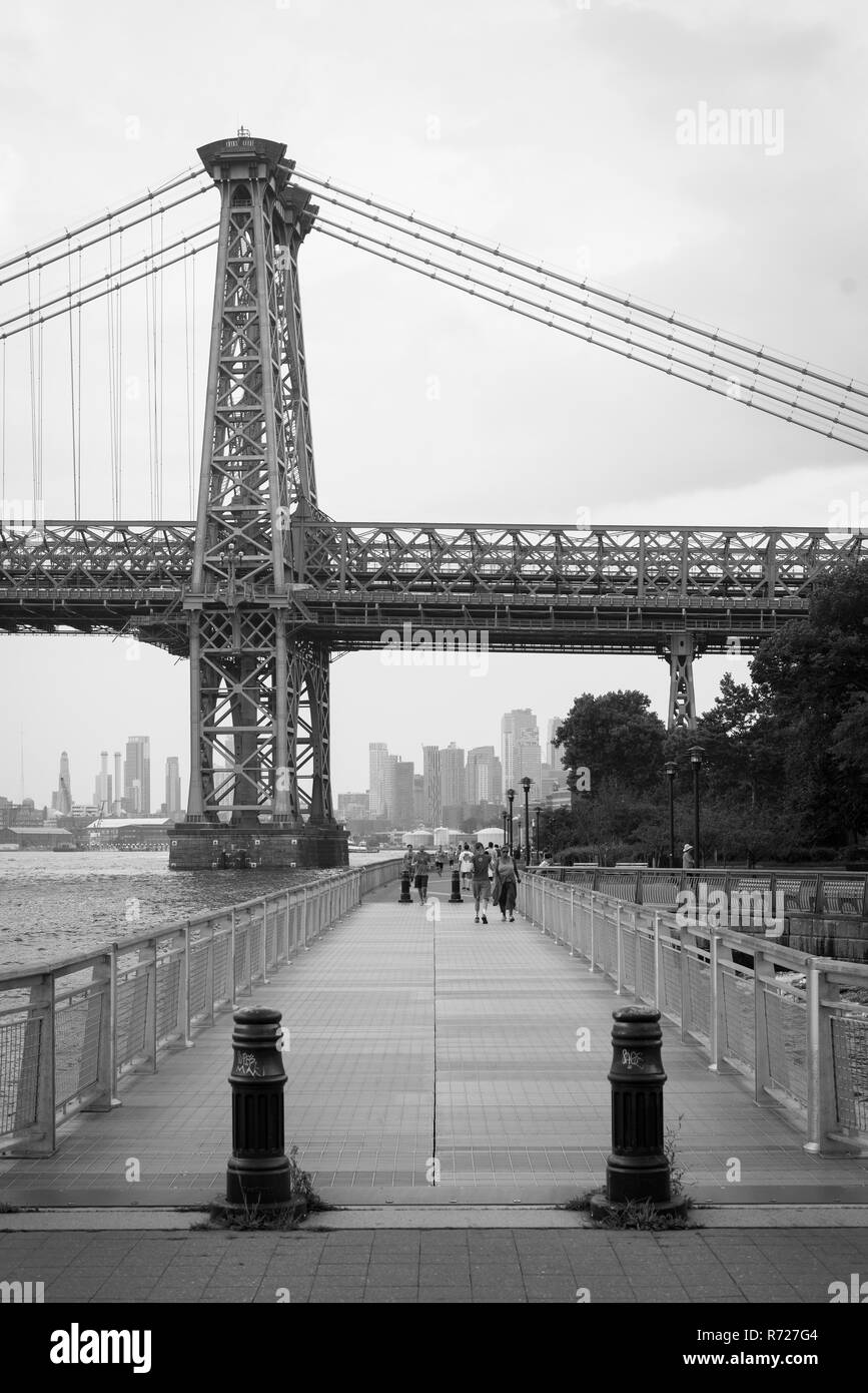 Der East River Promenade und Williamsburg Bridge in Manhattan, New York City Stockfoto