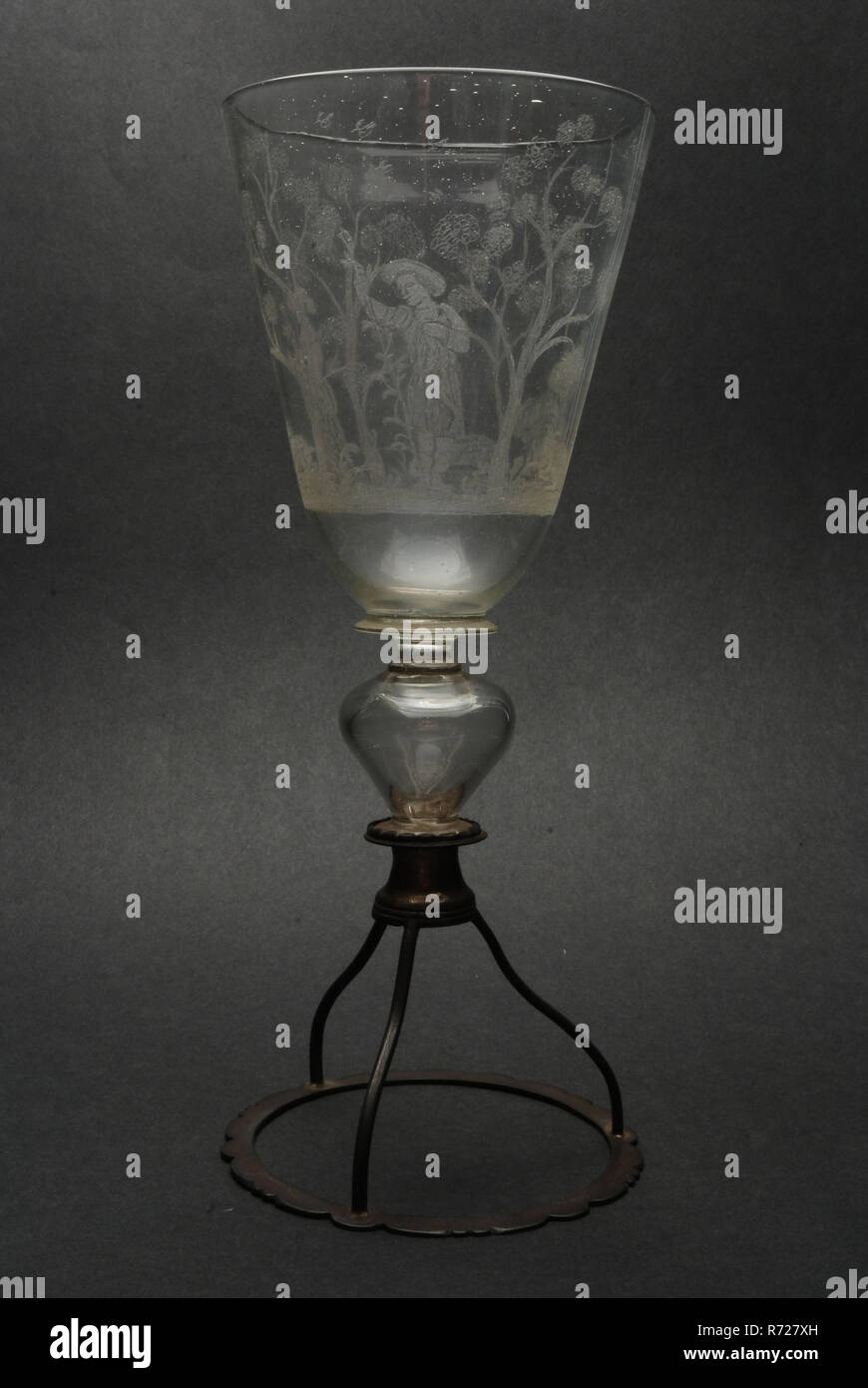 Chalice in Façon de Venise Stil, mit pastorale Szene graviert, Weinglas Trinkglas drinkware Geschirr halter Glas Silber, frei geblasen und bildeten diamond Gravur Becher Wein Glas in Façon de Venise Stil in klare, farblose (grauen Farbton) aus Glas. Im 20. Jahrhundert stand Silber Ring mit drei nach oben gebogene unterstützt, um verbleibenden Rumpf befestigen. Rückwärts balustere mit hohlen tropfenförmige Taste zu den flachen Knoten. Auf hohen Knoten hohen Trichterförmigen Kelch (h 11 cm - 9,3 cm) Diamant mit auf pastorale Szene von zwei shepherdesses Shepherd Ram drei Schafe mehrere Vögel fünf Bäume graviert und Seve Stockfoto