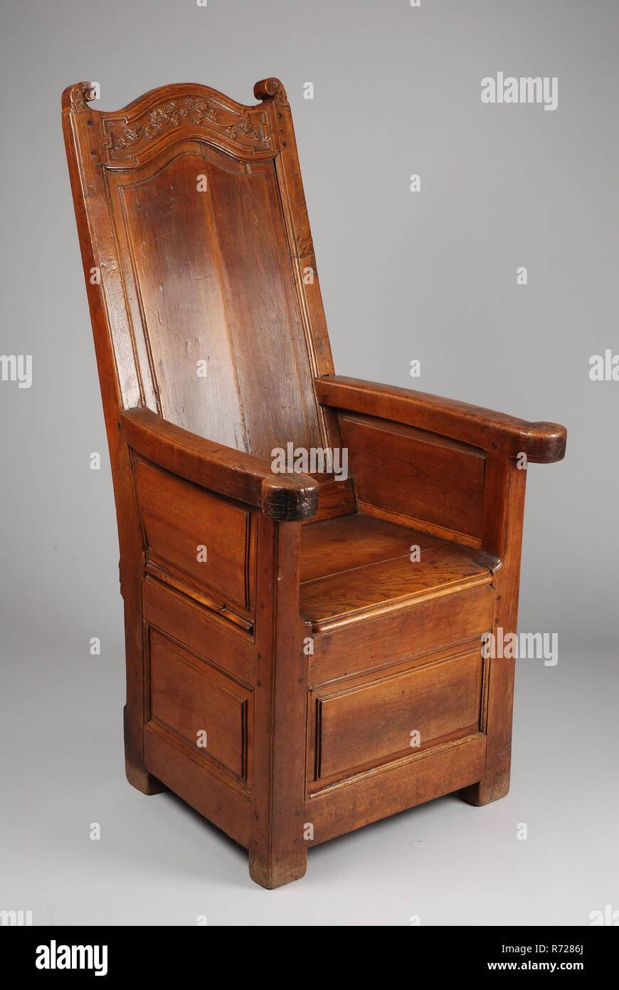 Ei - Holz Stuhl, Stuhl Möbel Innenmöbel elm Holz Eiche Kirsche Holz, Hohe  geschlossener Rückenlehne mit Carven auf der Haube zurück unter der  Rückseite ist geöffnet Stockfotografie - Alamy