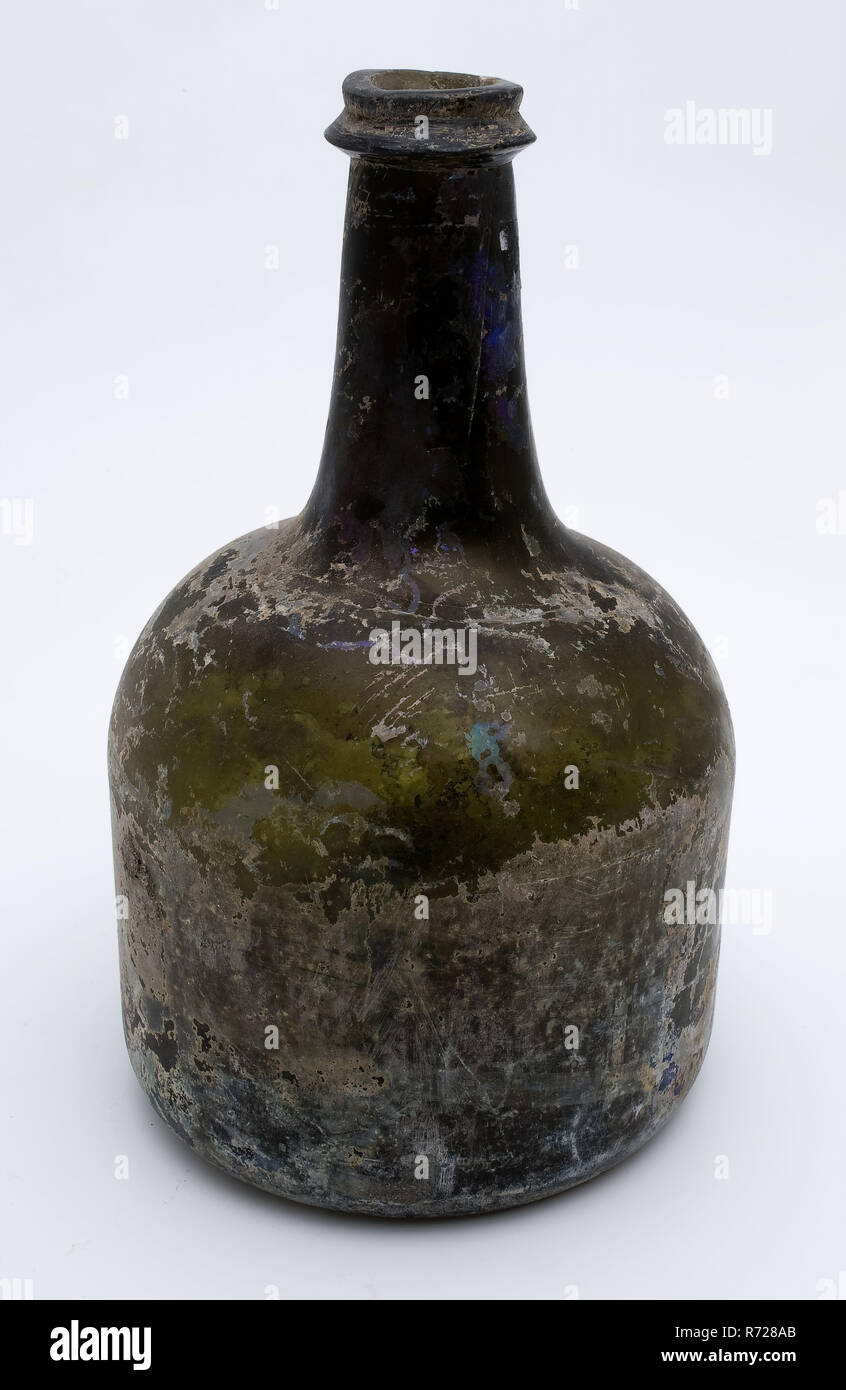 Zylindrische Flasche Wein, Uhr Modell, Wein Flasche Flaschenhalter Boden finden Glas, geblasen und im Formenbau, mundgeblasenem Glas Anwendung Zylindrische (Wein gegossen) Flasche in Klar Grün Glas uhr modell. Pontil mark unter breiten umgekippt (h 4,5 cm) unten gerade Körper Schultern zu konvexen und leicht verjüngt Hals mit runden unregelmäßig abgeflacht Glas Draht und schlampig flach abfallenden Lippe Archäologie Paket Stockfoto