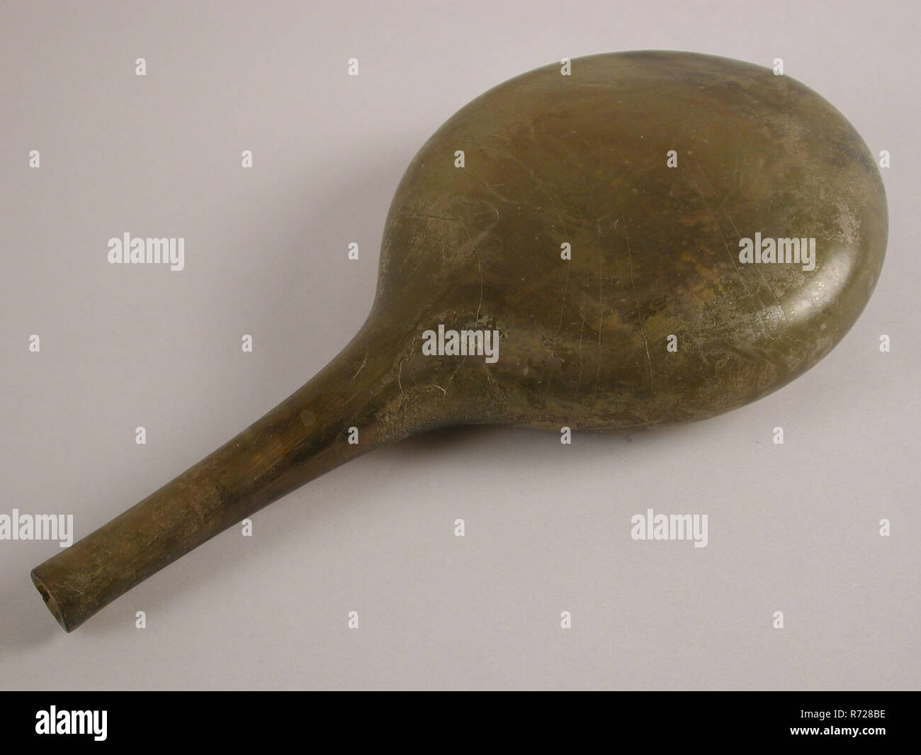 Flache, ovale, flache Flasche aus grünem Glas, spafles, Flaschenhalter Boden finden Glas, geblasen und geformte Flache Flasche in klaren Braunes Glas. Körper oval mit pontilemark Lange dünne runden Ausschnitt am Ende dicke robuste Glas Archäologie Verpackung Transport store abgeflacht Stockfoto