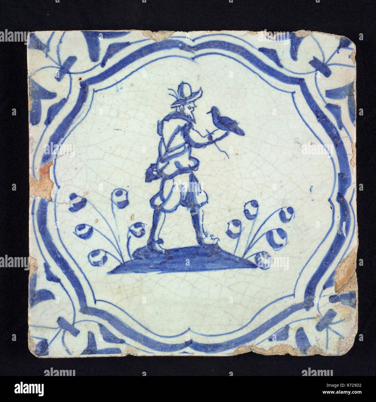 Abbildung Fliese, blau mit falconer mit Falcon auf der Rechten, auf dem Boden, in geschweiften Klammern mit Ecke Motiv, Wand Fliese Fliese skulptur keramik Steingut glasiert, gebackene 2 x Glasierte lackiert Stockfoto