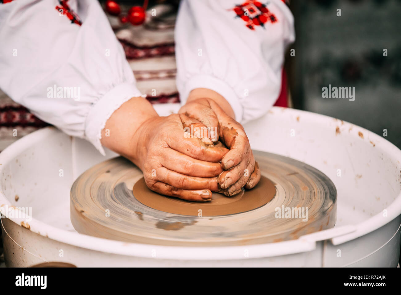 Prozess zur Erstellung einer Ton-Topf. Verwendung von Händen. Töpferscheibe  Handwerk und Keramik Tontopf Stockfotografie - Alamy