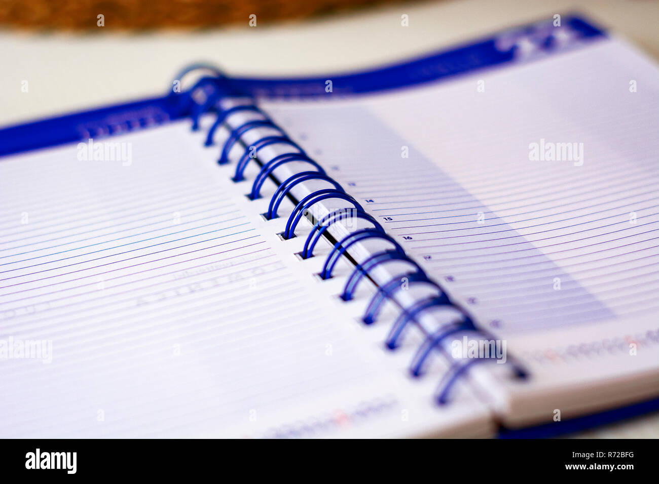Spirale Notebook mit gefütterter Blätter öffnen wichtige Termine des Tages zu schreiben. Wirtschaft und Produktivität Konzept. Schreibwaren Objekt. Stockfoto