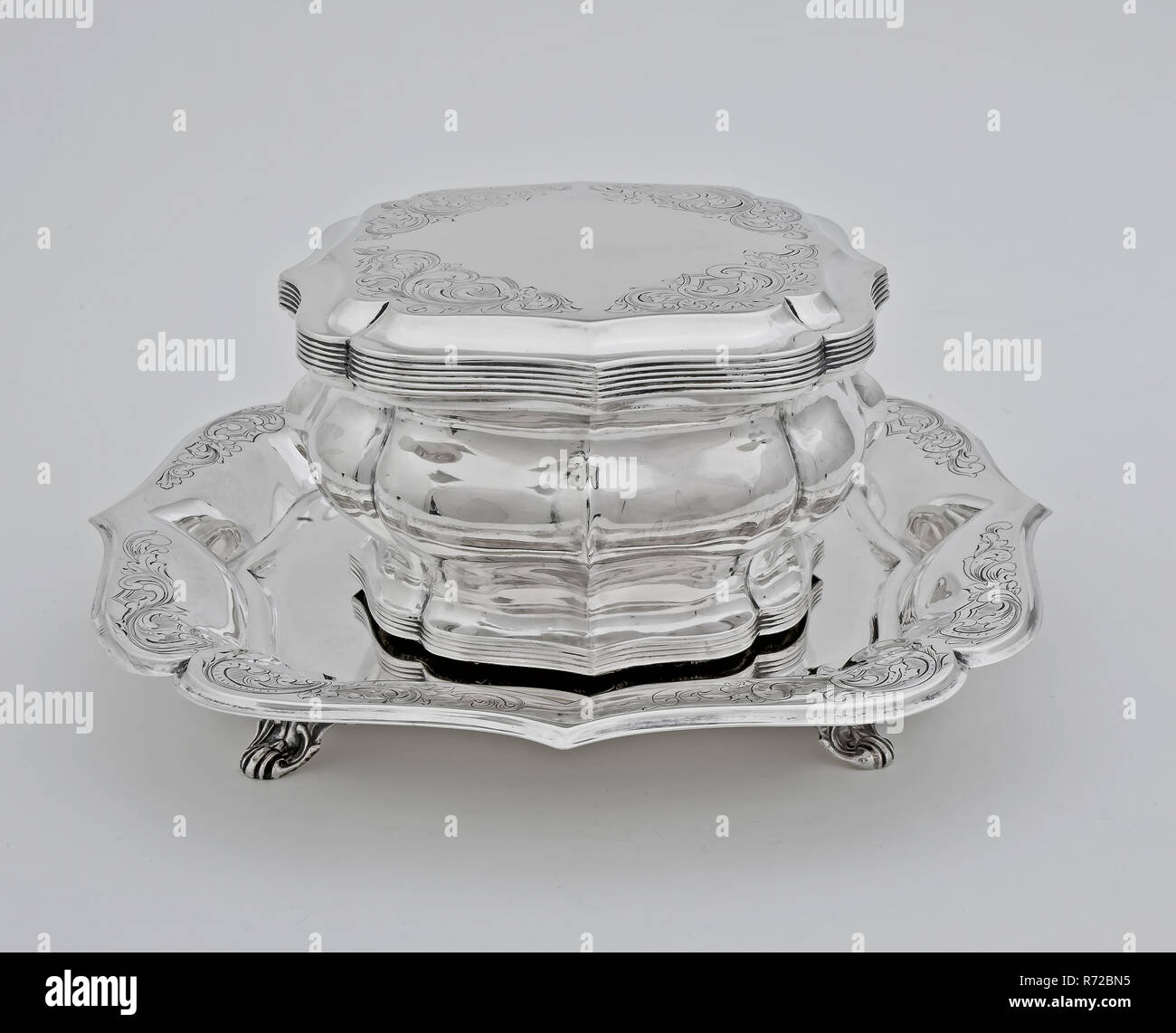 Goldschmied: J. Lang & C. Koops, Quadrat silber Cookie Jar mit Deckel auf, Cookie Jar halter Silber, auf Schimmel Drum gezwungen mit quadratischer Grundform graviert, in Klammern profilierte Unterkante Deckel mit profilierten Kante der Scharniere an der Karosserie durchgeführt (). Mit der quadratischen Grundform in geschweifte Klammern Blatt gewinkelt vier Beine, Struck: serviert Tee trinken Stockfoto