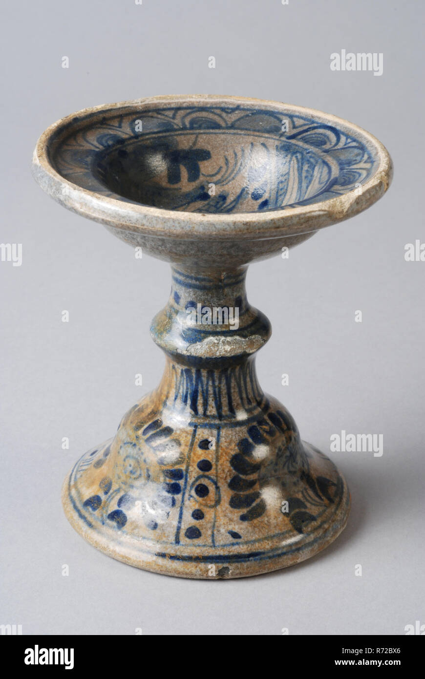 Majolika Salz Faß auf hohem Fuß, in der shell Grasshopper in Blau, Salz barrel Geschirr halter Boden Keramik Steingut Glasur Glasur Glasur führen, Zinn, von Hand gedreht gebackene lackiert glasiert gebratene Majolika Salz barrel oder Salz Platte auf hohen Basis. Knorrige in der Mitte des Stammes. Unterseite der Leitung Glasur Monochrom blau In der Schüssel "Der Chinesische Garten" in der die Heuschrecke ist die zentrale Darstellung bemalt. Hohe Seele ausgestreckten Archäologie Essen servieren Gewürz Salz Stockfoto