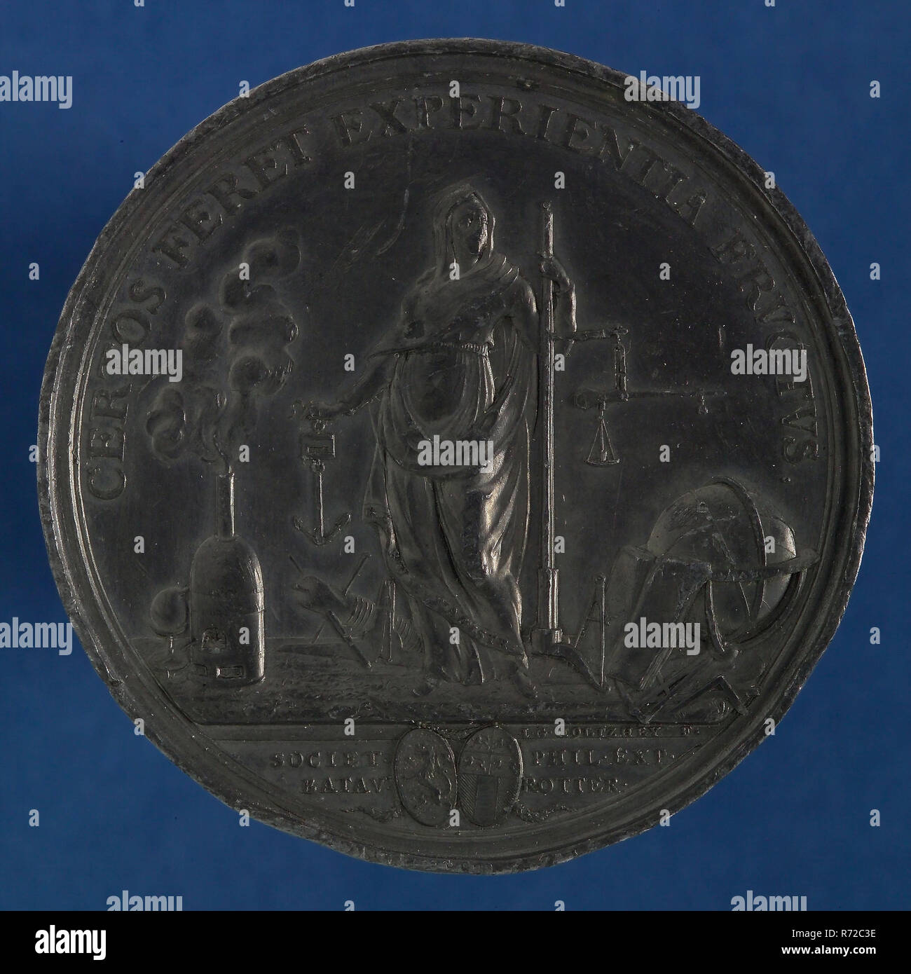 J.G. Holtzhey, Preisliste Bataafsch Genootschap der Proefamenwindelijke Wijsbegeerte, im Namen von Dirk Langendijk, Preis Medaille penning visual Materials führen Metall, die Erfindung mit Magnet und Anker in der rechten Hand; mit der linken Hand Sie schellen Wiegeeinrichtung mit bewaffneten Waage; zu Ihrer Rechten ist das Destillieren von Geräten auf der linken Seite, unter anderem Globus passer Buch und hinter ihr Senkblei und ankerwinsch mit Winde. Auf den Saum ihres Kleides: Text. In den Schnitt: die Arme von Holland und Rotterdam, CERTOS FERET EXPERIENTIA FRVCTVS (rund) SOCIET - Phil. EXP. BATAV - Stockfoto