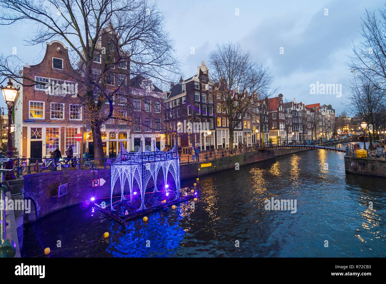 Abendlicher Blick von der Brouwersgracht Kanal und Kunst Installation in Amsterdam, Niederlande Stockfoto