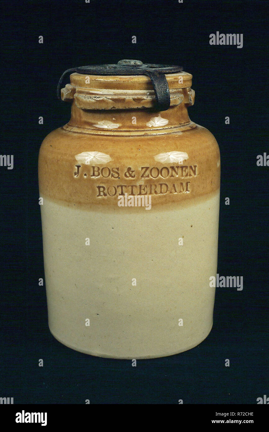 Doulton & Watt, Topf mit Drucken J. Bos & Zoonen Rotterdam, mit Deckel und Metallclip, Storage jar pot Halter Keramik Steingut Glasur Glasur führen Zinn Eisen metall h 17,5, in zylindrischer Form konservieren Topf runde Schulter und schmaler Hals drei vertikale Schächte über den Hals Rand für die Zähne der Verankerung der Deckel weiss braun Schulter und Nacken gekennzeichnet mit Intarsien Text auf der Seitenwand: J. BOS & Söhne ROTTERDAM Rotterdam Erhaltung Keller die Zubereitung der Ernährung nachhaltige Stockfoto