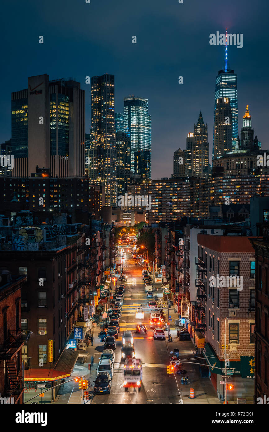 Blick auf die Lower East Side und Financial District in der Nacht, von der Manhattan Bridge in New York City Stockfoto