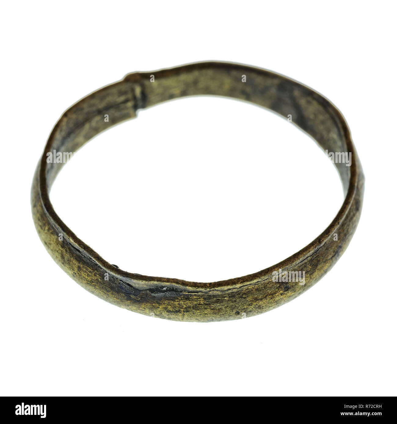 Kupferring, unregelmäßig gerillten Rand, ring Teil Boden gefunden Kupfer Metall, d 0,5 gelötet Ring aus gelben aus Kupfer oder Messing gelötet Unregelmäßige Nut an der Außenseite entlang einer Kante. Scheint Archäologie Rotterdam modelliert werden an Rotterdam rail Tunnel archäologische im Boden finden: Rail Tunnel 1988-1993. Stockfoto