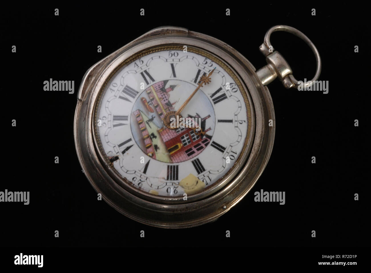 Samuel Ruel (watch), Taschenuhr mit Emailzifferblatt mit Port quay Szene in Farbe und mit Gold innen und außen Fall Pocket Watch Uhrwerk Messgerät silber gold Stahl Messing Glas Emaille Papier, inneres Gehäuse, Zifferblatt Emaille weißen Fond mit römischen Ziffern für die Stunden und arabische Ziffern für die Minuten. Die minute Band mit so genannten "Niederländisch" Bögen. Im Zentrum der Malerei von Harbour Gesicht. Wahrscheinlich ist das Zifferblatt ist Austausch von Silber champlevé Platte. Von Messing vergoldet Kabel Rand umgeben. Kupfer Hände mit Ring und sun Motive wohl Ersatz aus der gleichen Zeit wie das Zifferblatt. Stockfoto