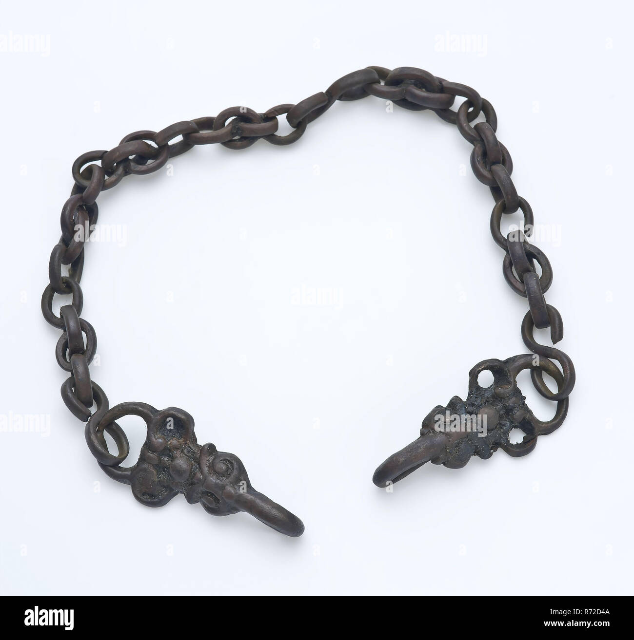 Kette Verschluss, jacke Schließung mit zwei gebogenen Punkte auf die Kette,  mit der die Schließung Bekleidung Zubehör Bekleidung Boden Bronze Kupfer  Metall finden, Cast vollständigen Umhüllung mit Kette auf beiden Seiten mit